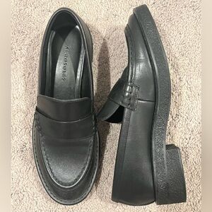 Size 8 women’s black loafer NWOT